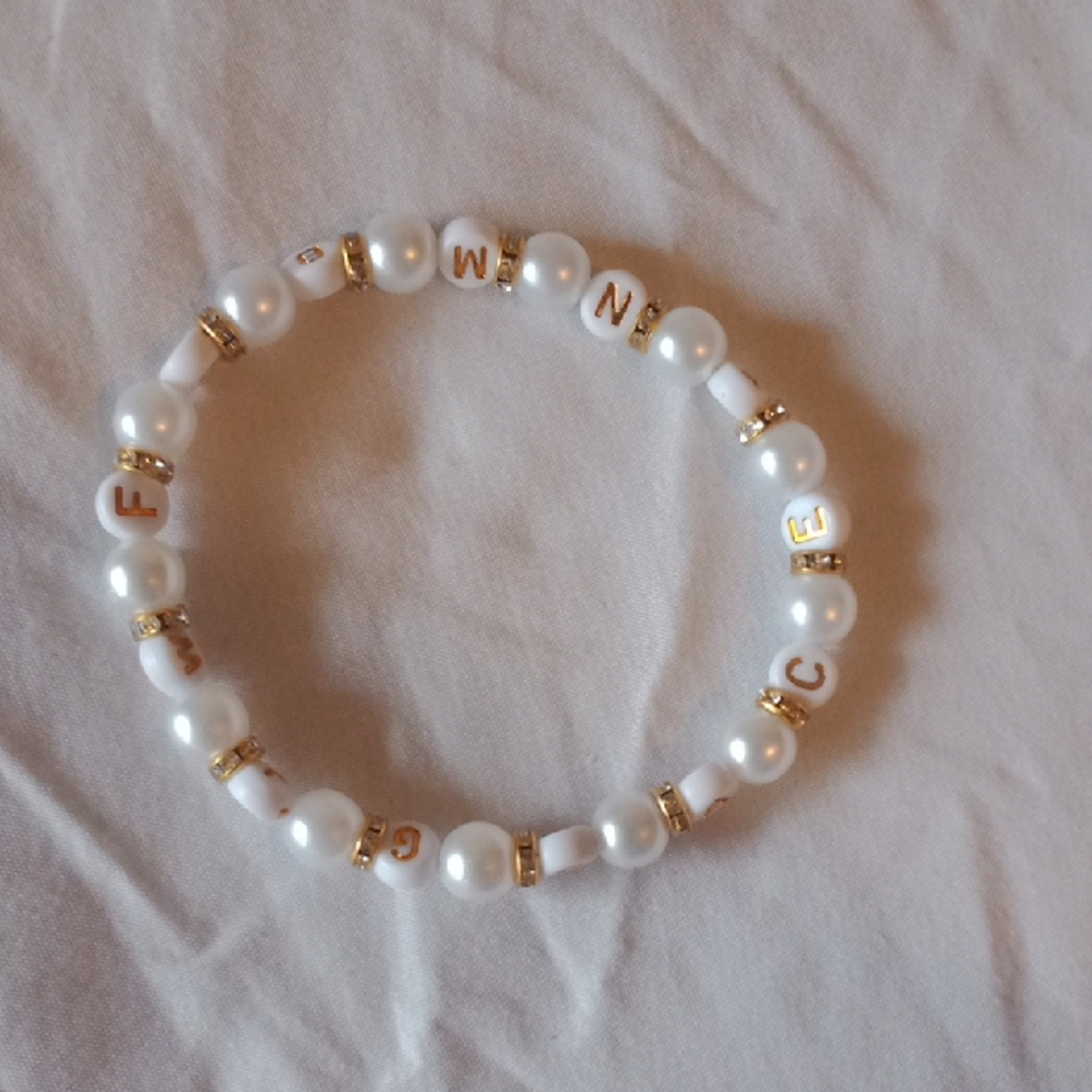 Elegant White and Gold Beaded Bracelet